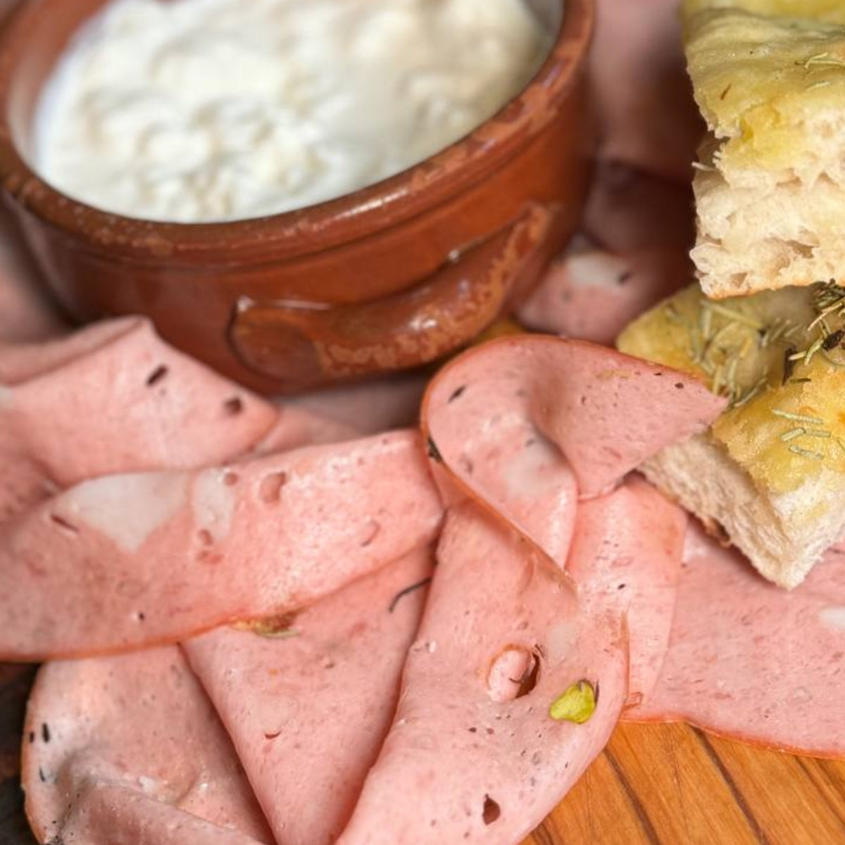 La focaccia stracciata e mortadella