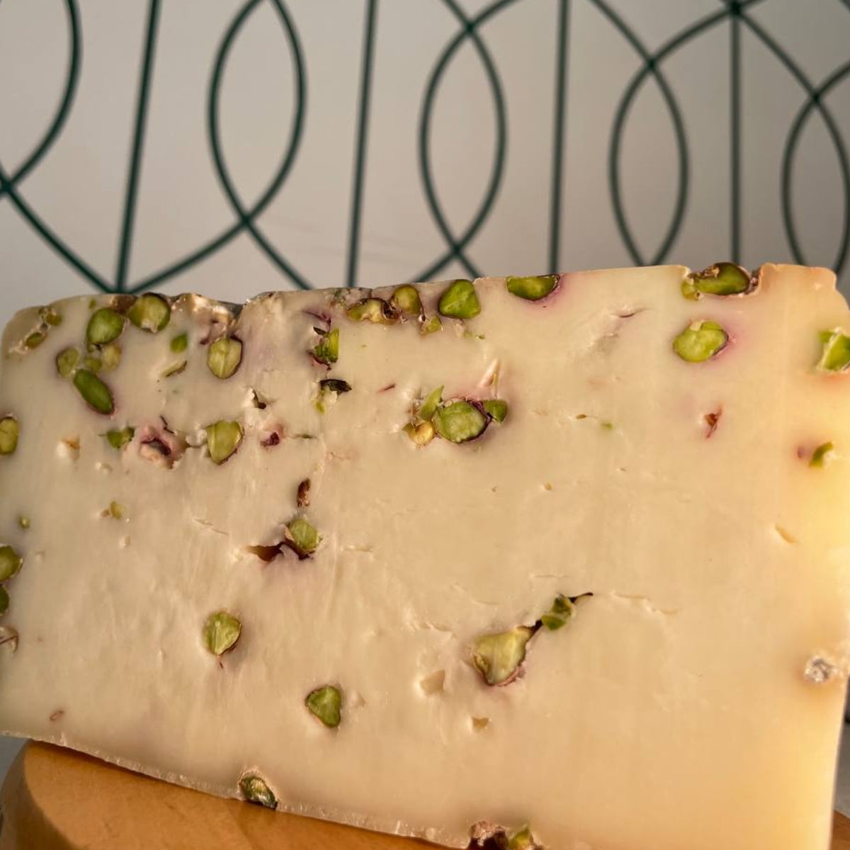 Caciotta vaccina al pistacchio