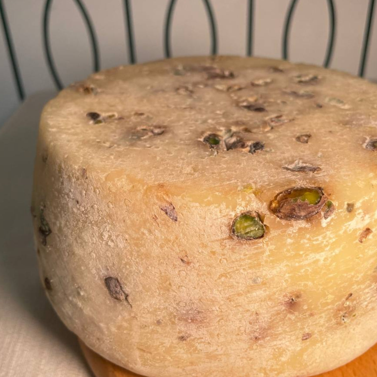 Caciotta vaccina al pistacchio